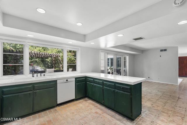 4411 Regents Court, Westlake Village CA: https://media.crmls.org/mediaz/3e7d03dc-d613-4778-bd14-7b6c89ae36d9.jpg