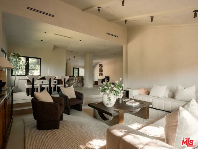 4790 Galendo Street, Woodland Hills CA: https://media.crmls.org/mediaz/3e7d36f0-394e-4a11-8468-9aa3b948a564.jpg