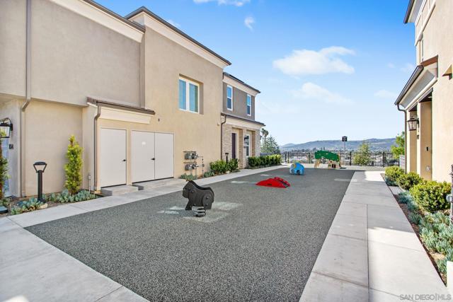 1202 Sunrise Vw, San Marcos CA: https://media.crmls.org/mediaz/3e7dc827-d3bc-4922-814a-3c3d6b9bbf21.jpg