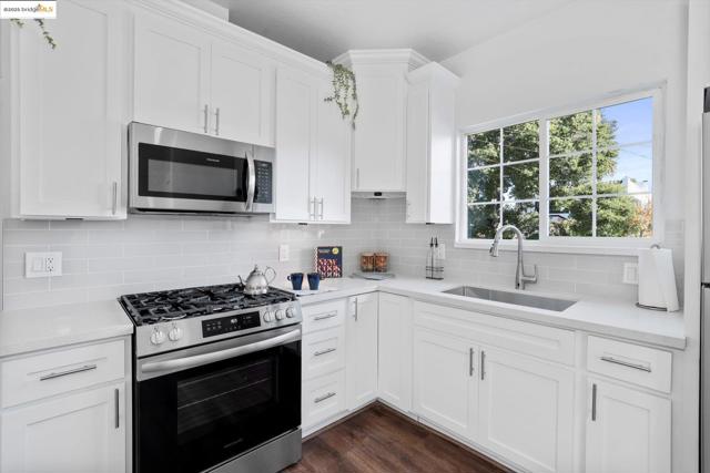 1641 E 20th Street, Oakland CA: https://media.crmls.org/mediaz/3e809ad0-a77b-449a-a590-f09635feb1e5.jpg
