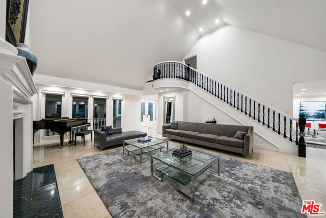16221 Elisa Place, Encino CA: https://media.crmls.org/mediaz/3e8105b9-5e88-491d-896e-a2e6f4fbb456.jpg