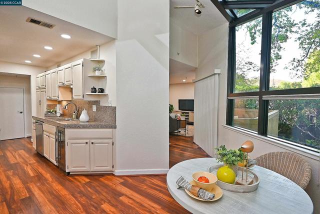 3279 Mt Diablo Court, Lafayette CA: https://media.crmls.org/mediaz/3e811ebc-157e-431c-a500-6d27c915af9a.jpg