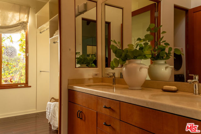 416 Carroll Canal, Venice CA: https://media.crmls.org/mediaz/3e81d127-ed92-48fb-955d-43e518b796e1.jpg