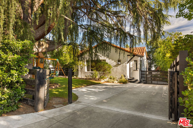 956 Parkman Street, Altadena CA: https://media.crmls.org/mediaz/3e829b9d-bbc3-4d7f-a656-acd22b7d9580.jpg