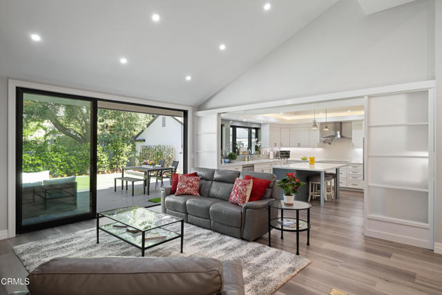 4428 Oakwood Avenue, La Canada Flintridge CA: https://media.crmls.org/mediaz/3e82f784-0543-4e43-ad70-cd78d7849f99.jpg