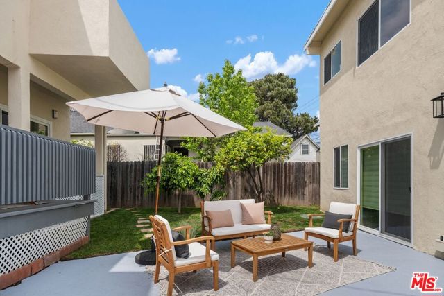 326 N Beachwood Drive, Los Angeles CA: https://media.crmls.org/mediaz/3e838bca-a197-423d-ab88-0ee931d43d7e.jpg