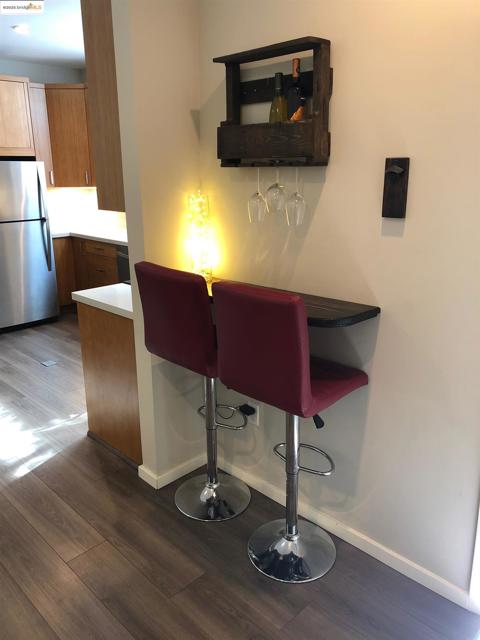 562 29th St, Oakland CA: https://media.crmls.org/mediaz/3e85a046-e0ec-4020-8dda-f210577471f4.jpg