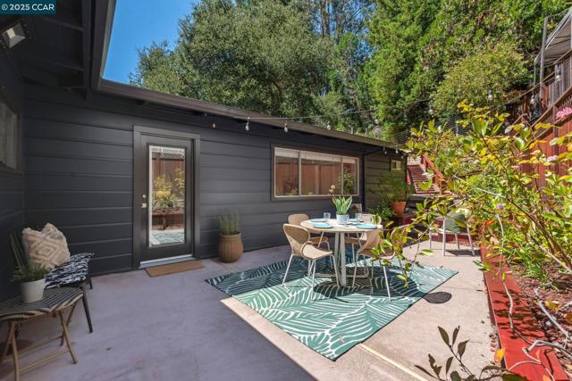 6653 Banning Dr, Oakland CA: https://media.crmls.org/mediaz/3e85a1af-b8e7-4422-a751-5565c6389f0b.jpg