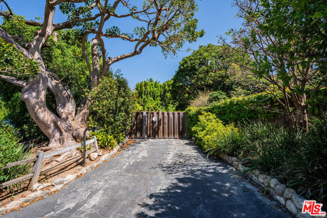 Image 2 for 560 N Tigertail Rd, Los Angeles, CA 90049