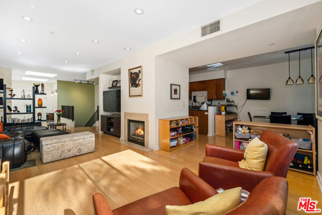 2111 S Beverly Glen Boulevard, Los Angeles CA: https://media.crmls.org/mediaz/3e865ac4-98b3-4258-b661-871ddd2e2697.jpg