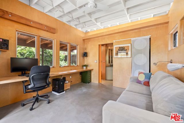 2310 Glencoe Avenue, Venice CA: https://media.crmls.org/mediaz/3e86858e-8106-4851-90a9-71249463244c.jpg