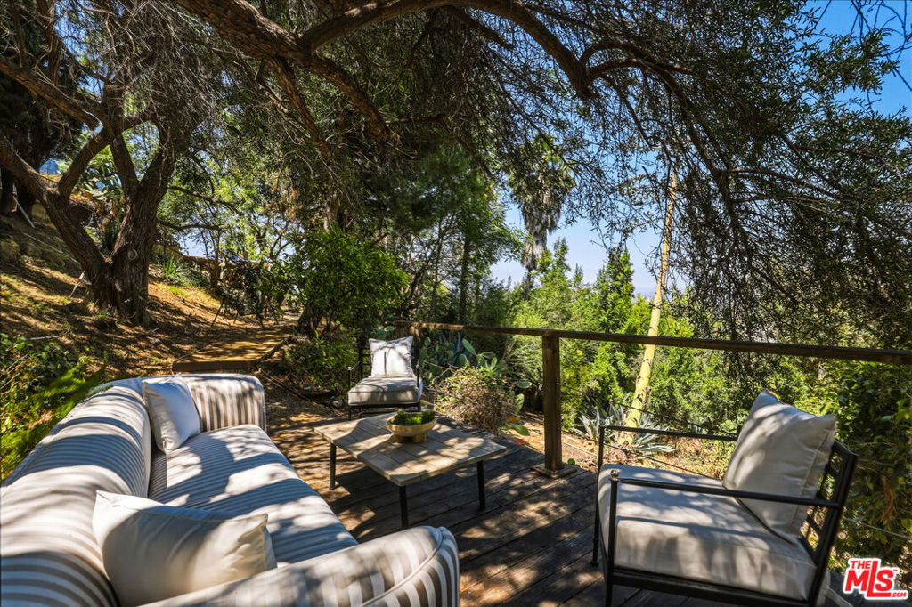 https://media.crmls.org/mediaz/3e86daed-149b-4d5d-8a52-9c02fd6227e1.jpg?preset=X-Large