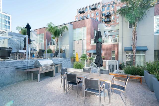 800 The Mark Ln, San Diego CA: https://media.crmls.org/mediaz/3e875cc4-99e2-40bf-9723-76750eddcb34.jpg