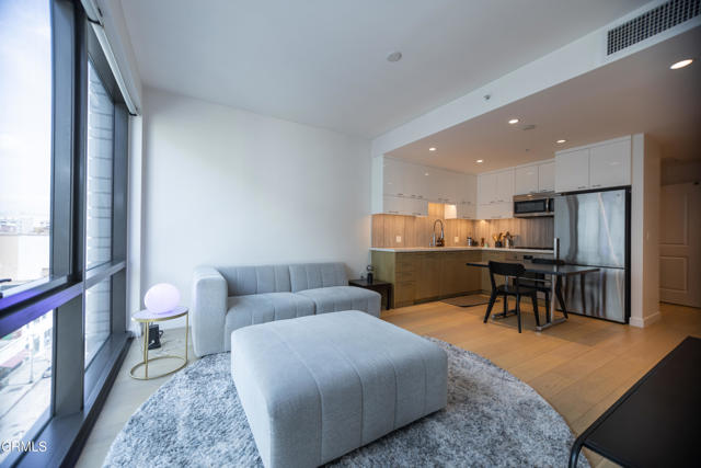 400 S Broadway, Los Angeles CA: https://media.crmls.org/mediaz/3e88c32d-021d-481f-8839-9a13dec9afdd.jpg