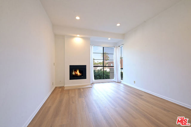 234 S Gale Drive, Beverly Hills CA: https://media.crmls.org/mediaz/3e89414e-d06b-48f3-a2c3-0cba5fc2eabb.jpg