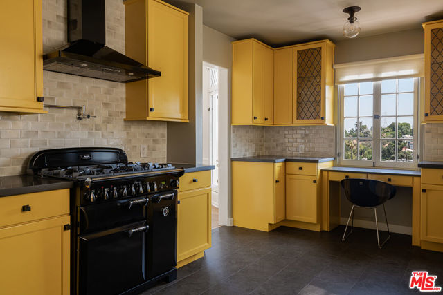 3756 Effingham Place, Los Angeles CA: https://media.crmls.org/mediaz/3e8a1e77-f99f-437e-91cf-d1561045d0f1.jpg