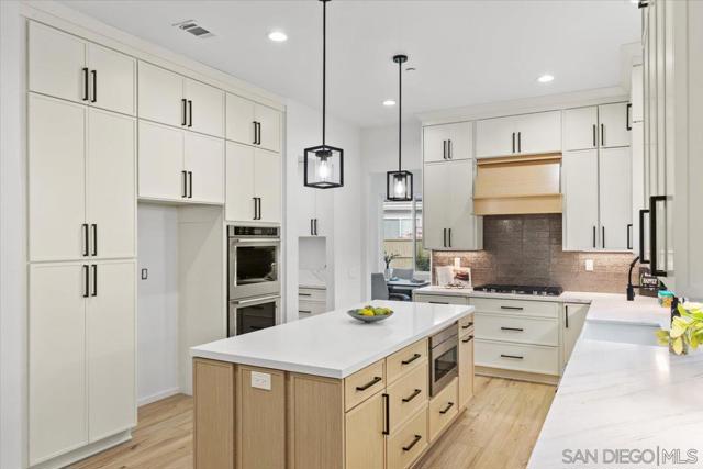 2196 Kirkcaldy Rd, Fallbrook CA: https://media.crmls.org/mediaz/3e8a372a-23e2-47ef-a079-4145dc69eed3.jpg