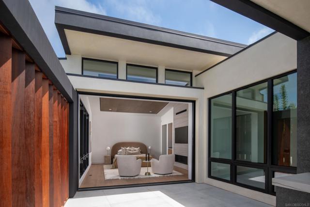 722 Amphitheatre Dr, Del Mar CA: https://media.crmls.org/mediaz/3e8b894d-ebd8-4750-8316-f009f3cb7325.jpg