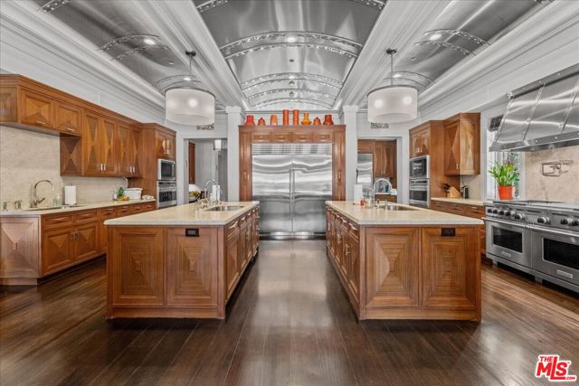 804 N Elm Drive, Beverly Hills CA: https://media.crmls.org/mediaz/3e8cf88a-0576-460b-9715-da495bbd6741.jpg