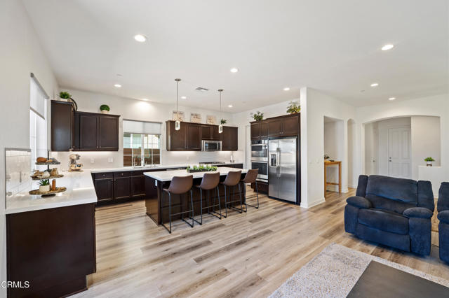 1521 Thorpe Trail, Oxnard CA: https://media.crmls.org/mediaz/3e8d52bb-783a-47b2-9e01-e254a6189953.jpg