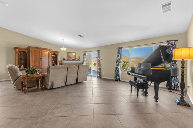 83480 Firecliff Court Court, Indio CA: https://media.crmls.org/mediaz/3e8d8729-7790-4315-8e79-ae4974154a36.jpg