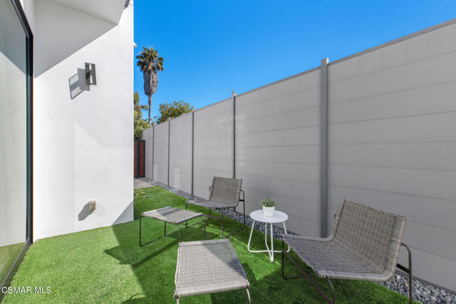 829 Flower Avenue, Venice CA: https://media.crmls.org/mediaz/3e8e58a5-4aeb-40af-bb07-bc0e0560b416.jpg