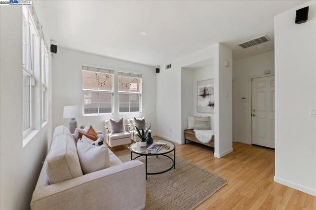 3989 Strafford Ct, Dublin CA: https://media.crmls.org/mediaz/3e8f2fc4-3e4d-4c7d-b4ec-ac1d3799de18.jpg