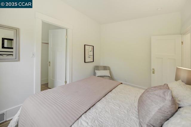 1039 Elsinore, Oakland CA: https://media.crmls.org/mediaz/3e8fa4b9-9de0-40b8-b550-7e207d189b9a.jpg