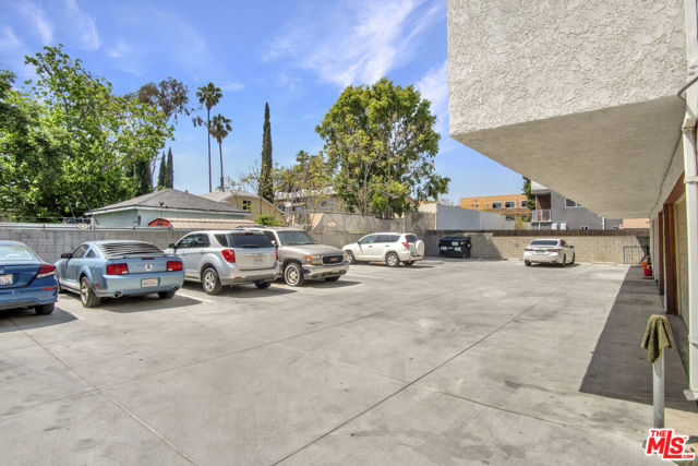 5621 Klump Avenue, North Hollywood CA: https://media.crmls.org/mediaz/3e9009db-b1e3-4bf4-8d6d-3d1879fc6cce.jpg