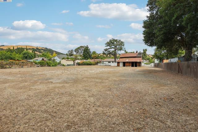 11768 Main St, Sunol CA: https://media.crmls.org/mediaz/3e9138f4-2e47-4a86-a62b-94619f018ff1.jpg