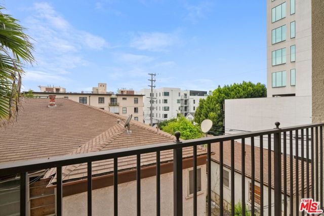 10275 Missouri Avenue, Los Angeles CA: https://media.crmls.org/mediaz/3e9231df-e298-4d6c-9dda-679d81ae459c.jpg
