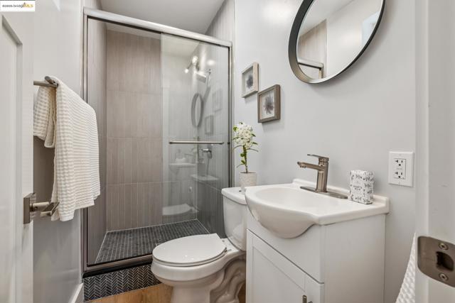 617 59th St, Oakland CA: https://media.crmls.org/mediaz/3e9279f1-04f2-4157-a603-29fb0464ee47.jpg