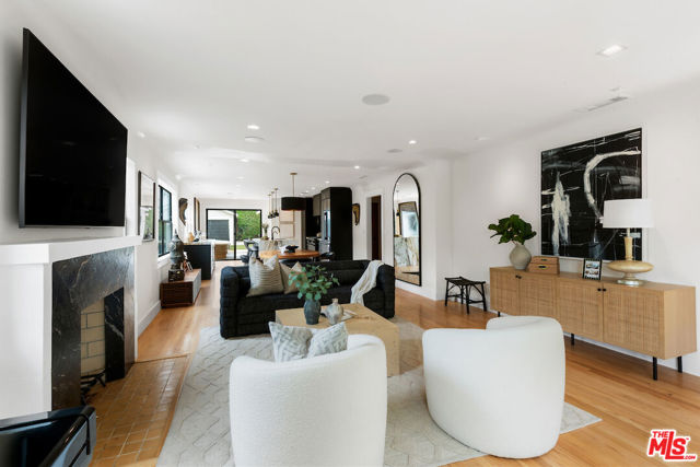 5319 West Boulevard, Los Angeles CA: https://media.crmls.org/mediaz/3e9394c0-05ea-4326-a2f2-0bcbdc725160.jpg