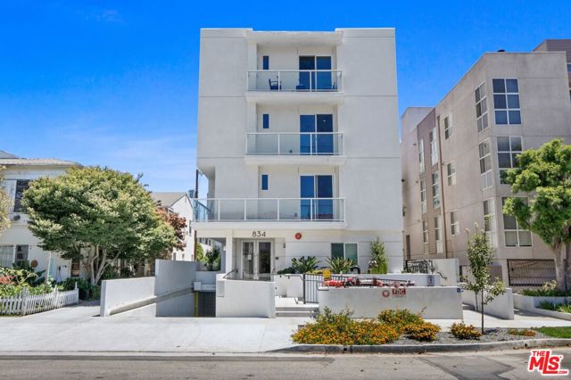 834 S Shenandoah Street, Los Angeles CA: https://media.crmls.org/mediaz/3e9492d0-3b36-41ca-8514-bb03eaf5b178.jpg
