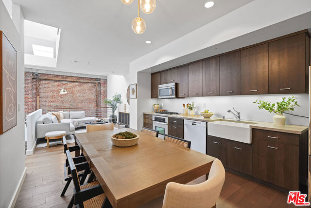 940 E 2nd Street, Los Angeles CA: https://media.crmls.org/mediaz/3e95d6d2-08db-42f5-88ce-8606f9542775.jpg