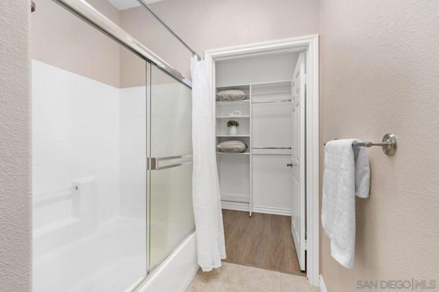 4165 Executive Dr, La Jolla CA: https://media.crmls.org/mediaz/3e9660ff-ca6d-4cff-abf6-e85d20b17d22.jpg