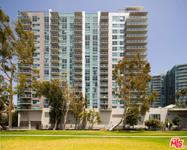 13700 Marina Pointe Drive, Marina del Rey CA: https://media.crmls.org/mediaz/3e96f284-53fa-4833-aee2-105b40577bec.jpg