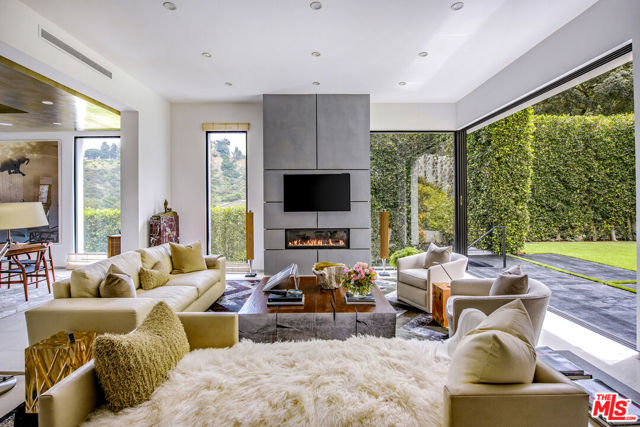 9852 San Circle, Beverly Hills CA: https://media.crmls.org/mediaz/3e985929-2357-4802-b59b-e618bfceab52.jpg