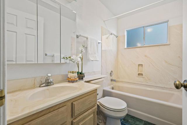 1910 Arrowhead Drive, Oakland CA: https://media.crmls.org/mediaz/3e99e05c-c16a-4260-9eac-cf2c01875eea.jpg