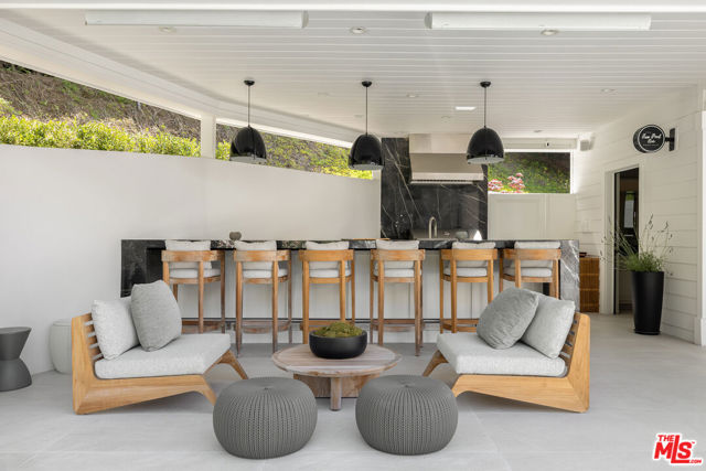 9520 Hidden Valley Road, Beverly Hills CA: https://media.crmls.org/mediaz/3e9a92fc-05de-4dfe-830a-096801e08869.jpg