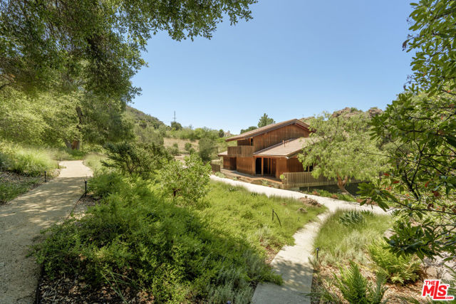 421 Westlake Boulevard, Malibu CA: https://media.crmls.org/mediaz/3e9bda05-bd5c-4d2c-9a26-dfd8709565d5.jpg