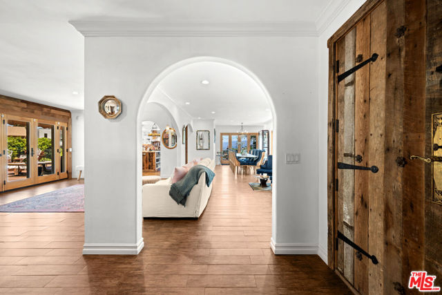16582 Calneva Drive, Encino CA: https://media.crmls.org/mediaz/3e9c7b22-0838-4a09-b1af-e0fcc666e247.jpg