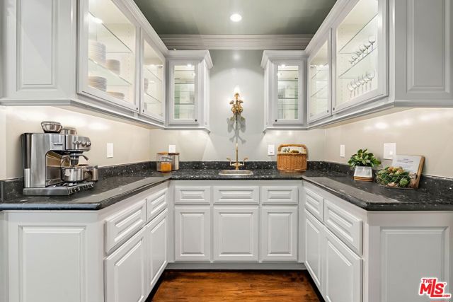 803 N Rexford Drive, Beverly Hills CA: https://media.crmls.org/mediaz/3e9c7b78-f776-42ab-ab3e-26f9ea7e7cf0.jpg