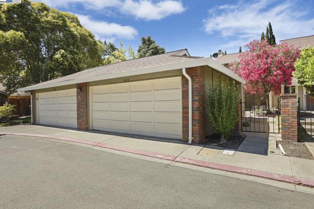 7650 Arbor Creek Cir, Dublin CA: https://media.crmls.org/mediaz/3e9d18ba-77c5-4425-bfff-d45081a6dfcc.jpg