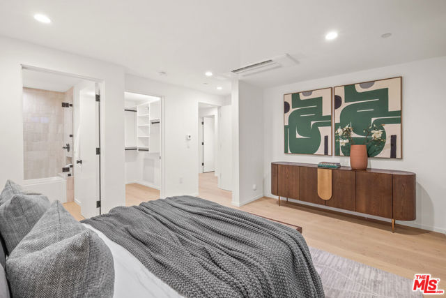 2530 Beverley Avenue, Santa Monica CA: https://media.crmls.org/mediaz/3e9d207f-4d22-4303-af2b-968fade9f8a1.jpg