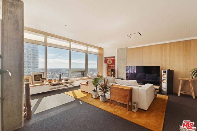 1155 S Grand Avenue, Los Angeles CA: https://media.crmls.org/mediaz/3e9d3c5c-8525-4528-a018-bd788fe29179.jpg