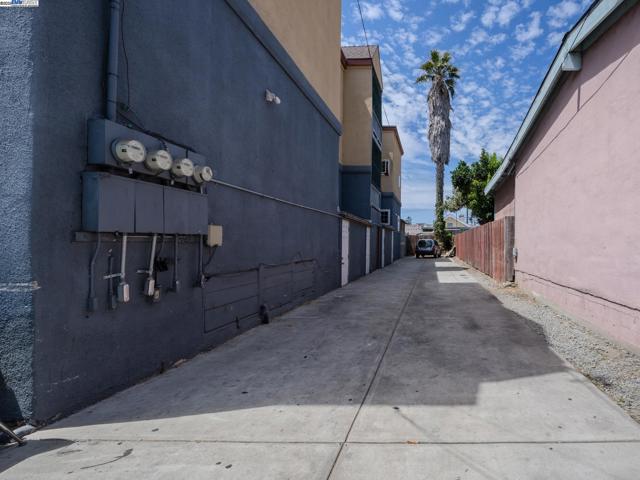 1437 25Th Ave, Oakland CA: https://media.crmls.org/mediaz/3e9dc6c7-f56a-4382-8e34-98a5224c7848.jpg