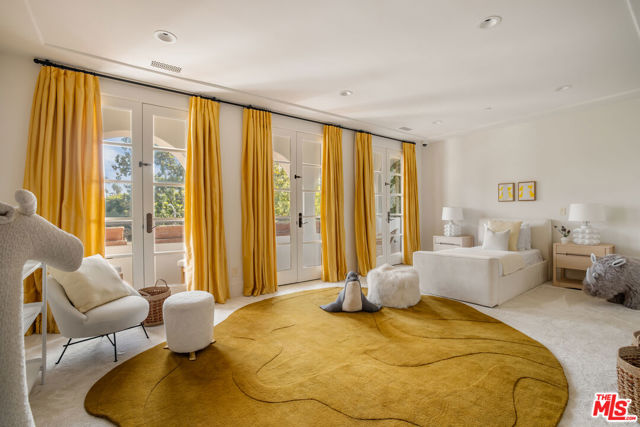 706 N Crescent Drive, Beverly Hills CA: https://media.crmls.org/mediaz/3e9e8c4a-fb08-408f-9858-b58b57daf446.jpg