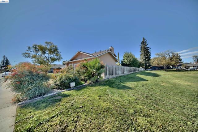 1425 Forest Dr, Turlock CA: https://media.crmls.org/mediaz/3e9ecee7-8672-47c2-806a-d9c8f60eea98.jpg