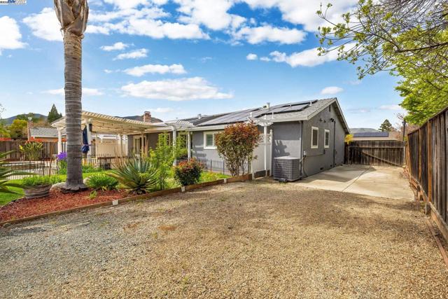 508 E Myrick Court, Clayton CA: https://media.crmls.org/mediaz/3e9f2eaa-03d6-47a9-af96-f8b07caf3ea1.jpg